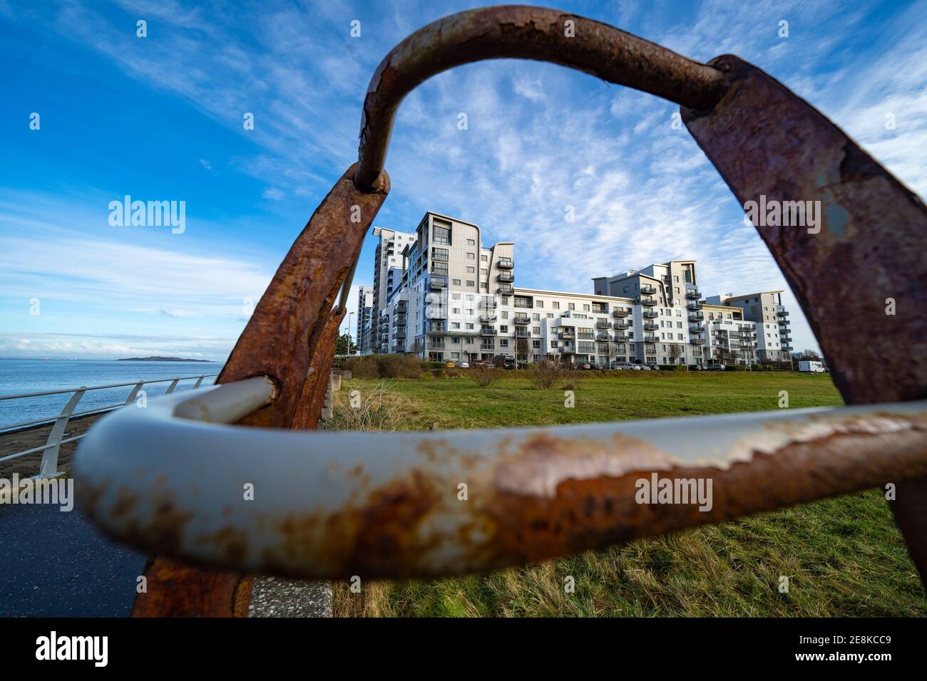 Édimbourg, Écosse, Royaume-Uni. 31 janvier 2021. Selon les experts, les nouveaux projets de construction de logements en Écosse sont aussi risqués que Grenfell pour les risques d'incendie. En plus des coupures d'incendie insuffisantes intégrées dans les murs de la cavité, l'utilisation d'un revêtement en aluminium combustible à l'extérieur des immeubles d'appartements modernes est une grande source de préoccupation pour les propriétaires. Pic; revêtement en aluminium à l'extérieur de l'immeuble d'appartements dans le quartier résidentiel de Western Harbour à Leith. Iain Masterton/Alay Live News Banque D'Images