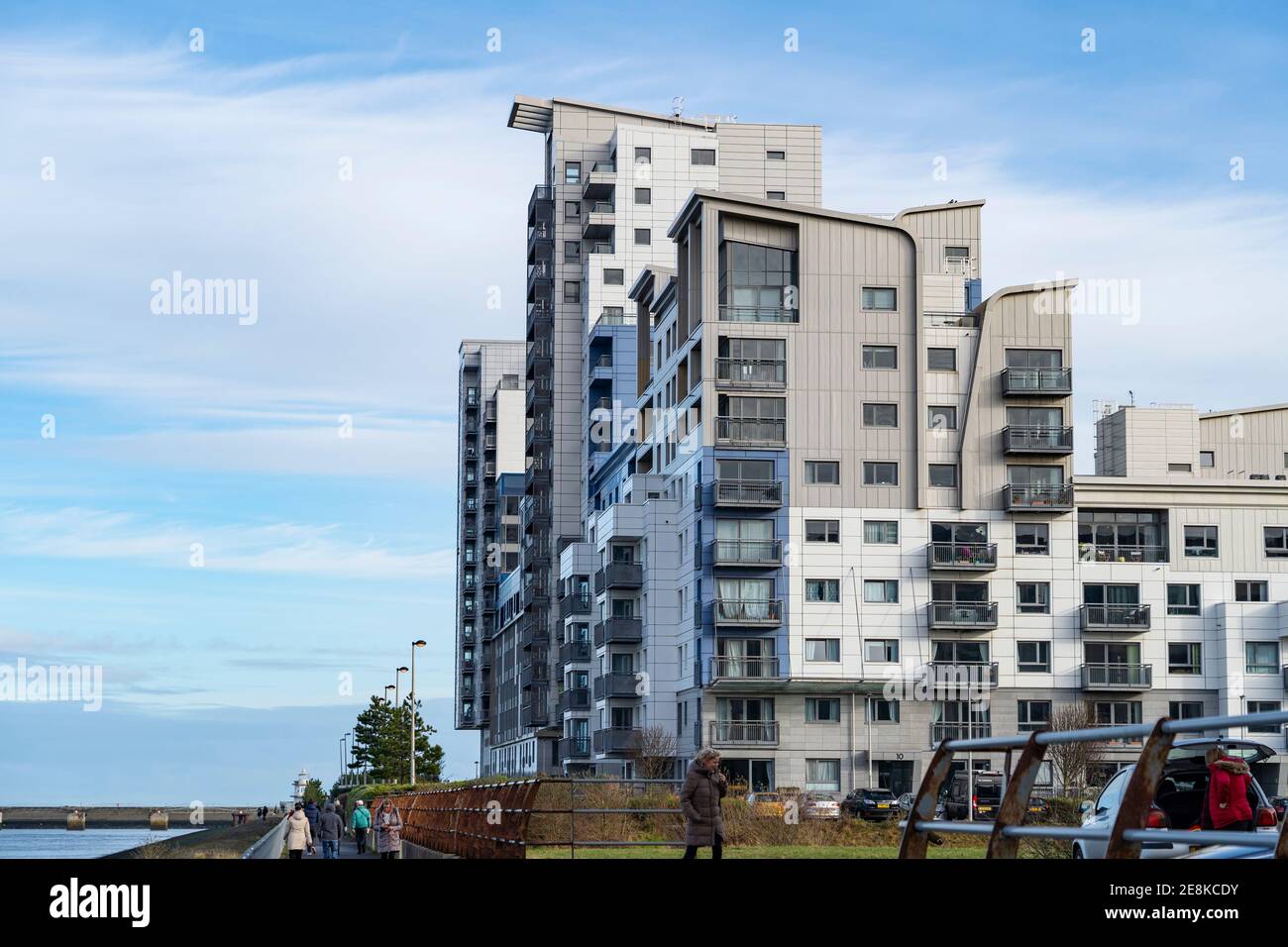 Édimbourg, Écosse, Royaume-Uni. 31 janvier 2021. Selon les experts, les nouveaux projets de construction de logements en Écosse sont aussi risqués que Grenfell pour les risques d'incendie. En plus des coupures d'incendie insuffisantes intégrées dans les murs de la cavité, l'utilisation d'un revêtement en aluminium combustible à l'extérieur des immeubles d'appartements modernes est une grande source de préoccupation pour les propriétaires. Pic; revêtement en aluminium à l'extérieur de l'immeuble d'appartements dans le quartier résidentiel de Western Harbour à Leith. Iain Masterton/Alay Live News Banque D'Images