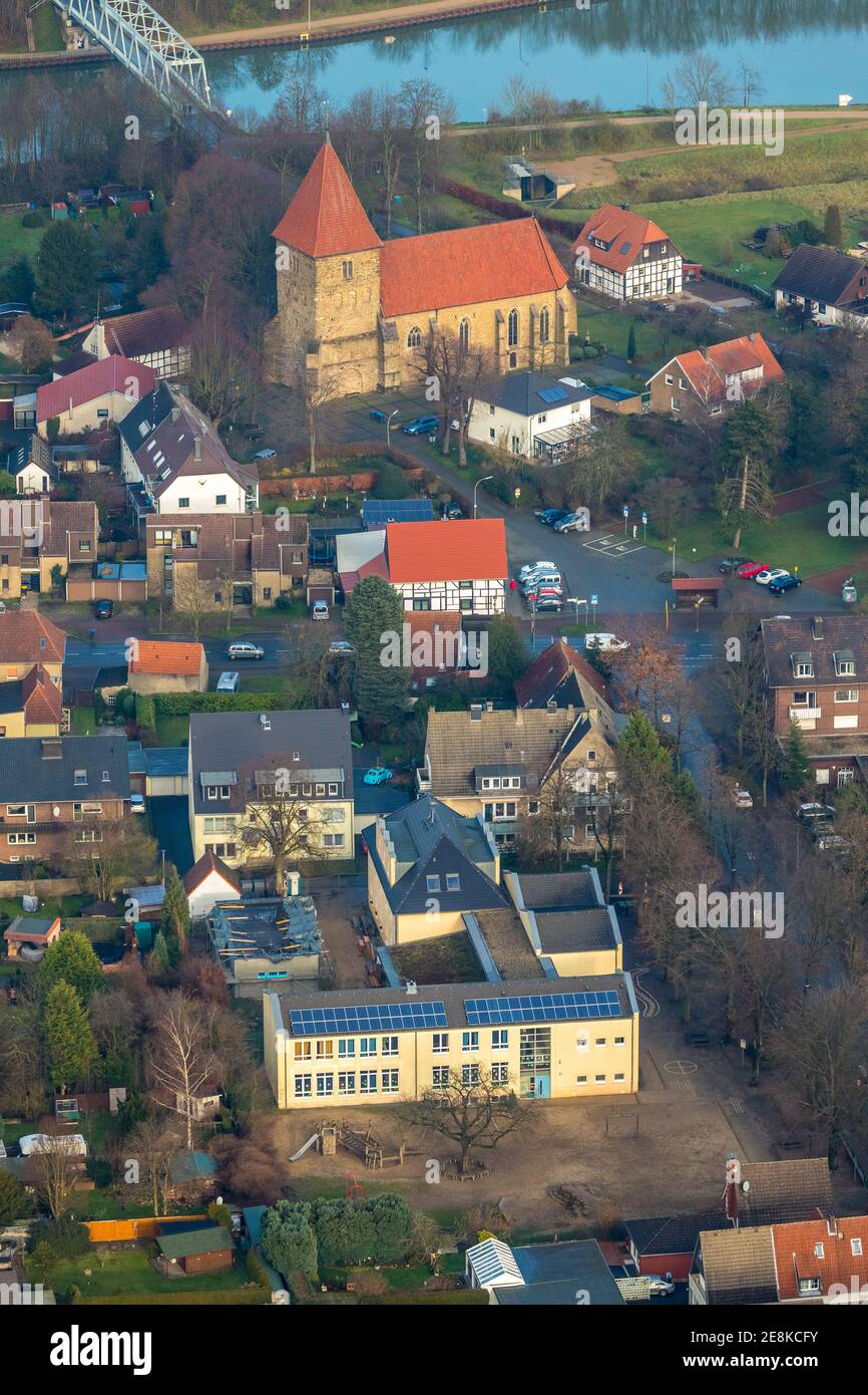 Vue aérienne de l'église St. Maria Magdalena am Stiftsplatz à Flaesheim sur le canal Wesel-Datteln à Haltern am See dans la région de la Ruhr en Rhénanie du Nord Banque D'Images