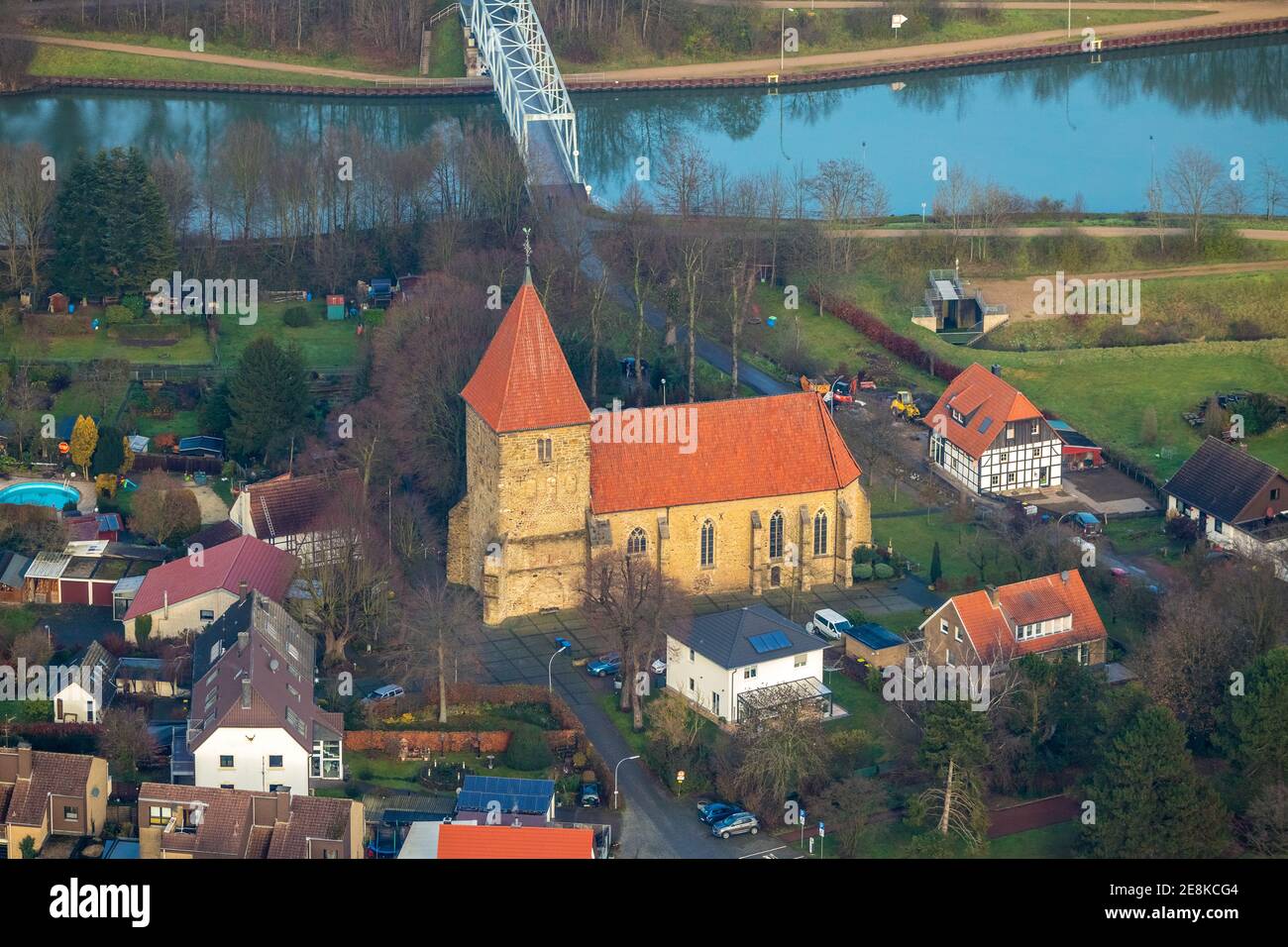 Vue aérienne de l'église St. Maria Magdalena am Stiftsplatz à Flaesheim sur le canal Wesel-Datteln à Haltern am See dans la région de la Ruhr en Rhénanie du Nord Banque D'Images