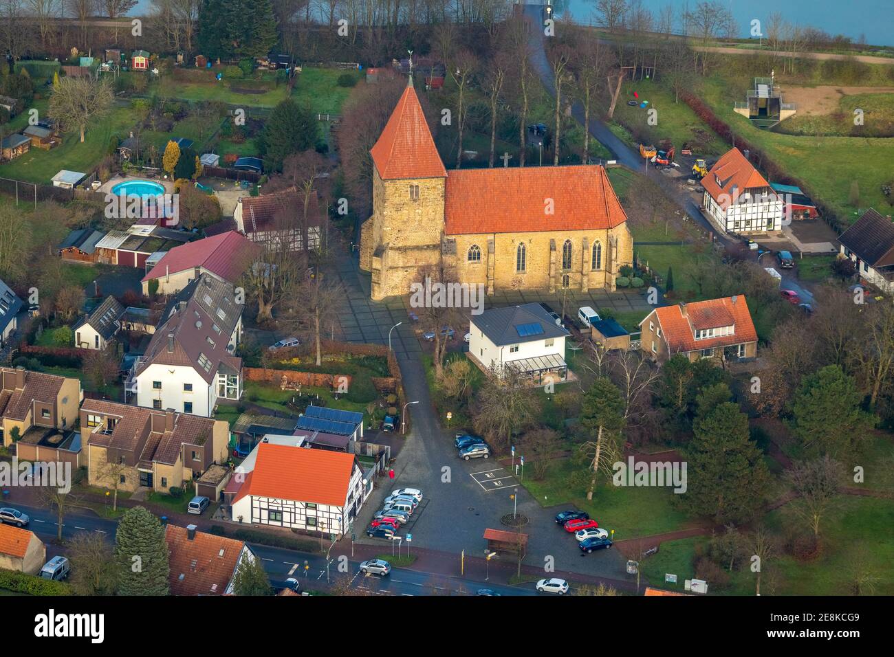 Vue aérienne de l'église St. Maria Magdalena am Stiftsplatz à Flaesheim sur le canal Wesel-Datteln à Haltern am See dans la région de la Ruhr en Rhénanie du Nord Banque D'Images