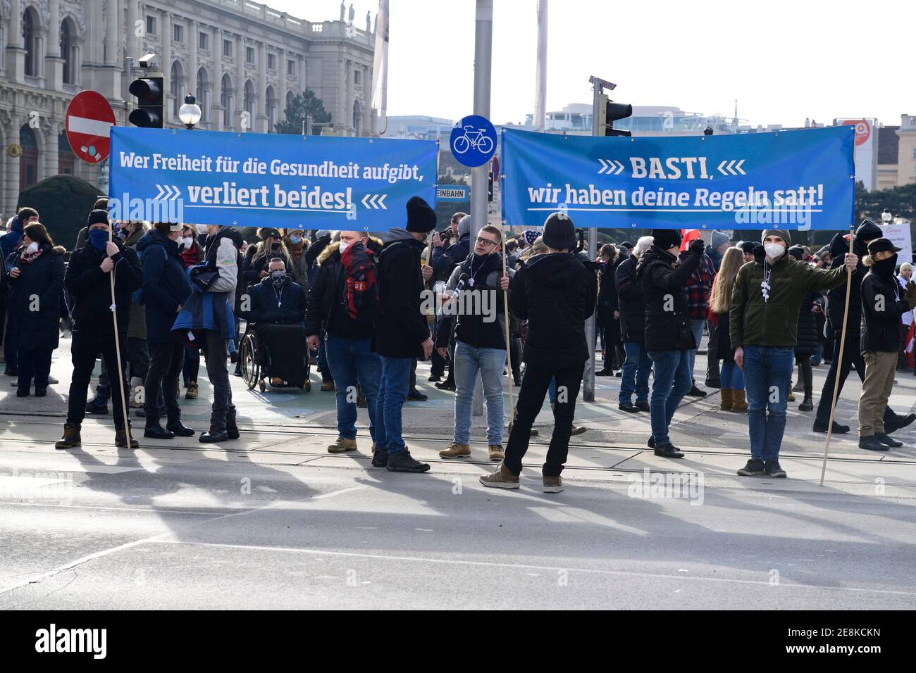 Vienne, Autriche. 31 janvier 2021. Une manifestation anti corona non enregistrée avec plusieurs milliers de personnes a été encerclée et décomposée par la police.Banner avec l'inscription «qui donne la liberté pour la santé perd les deux» et Basti (Sebastian Kurz) nous sommes nourris avec vos règles. Credit: Franz PERC / Alamy Live News Banque D'Images
