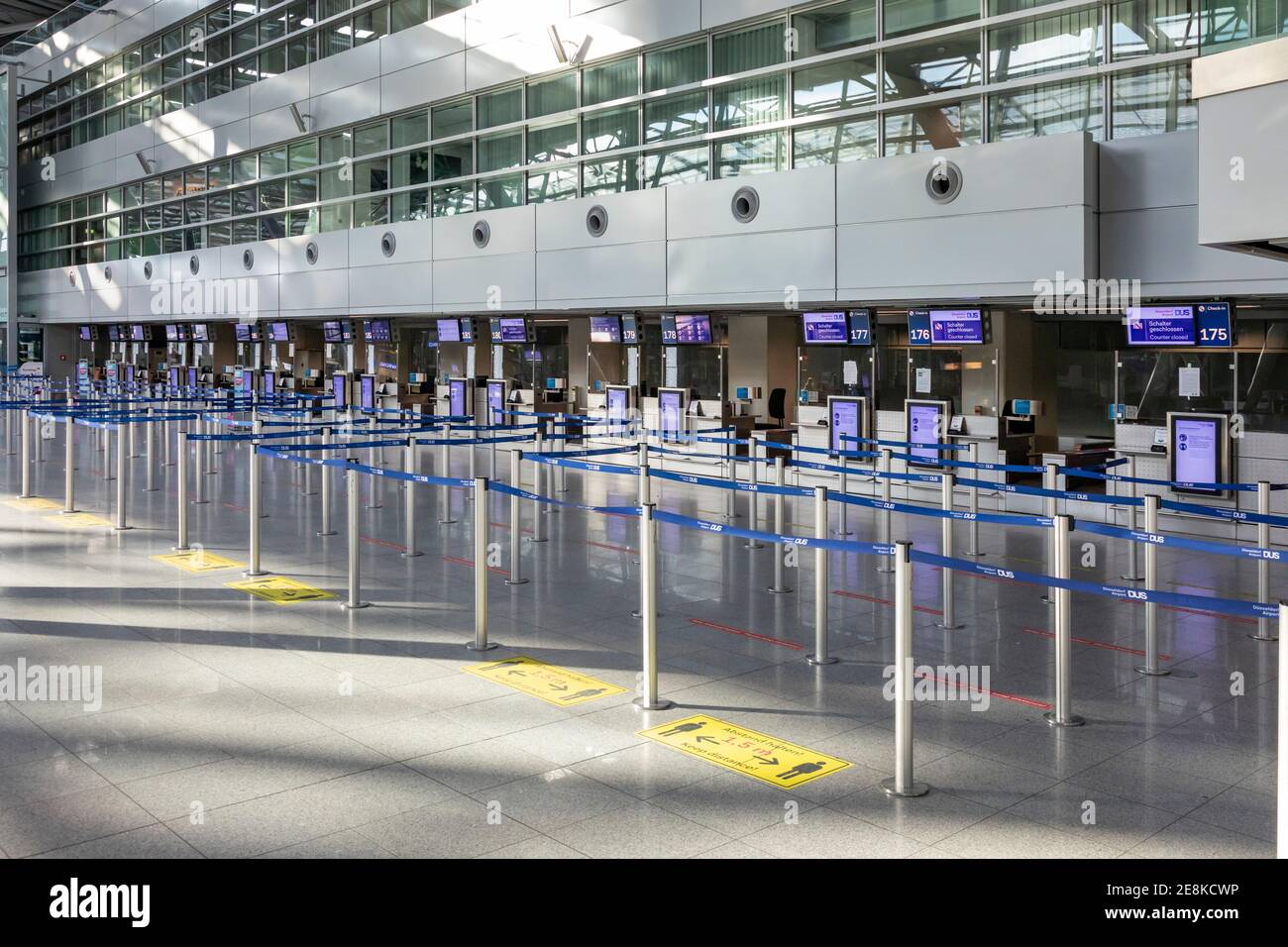 Aéroport international à l'enfermement, de nombreux comptoirs d'enregistrement sont à proximité de l'aéroport international Banque D'Images