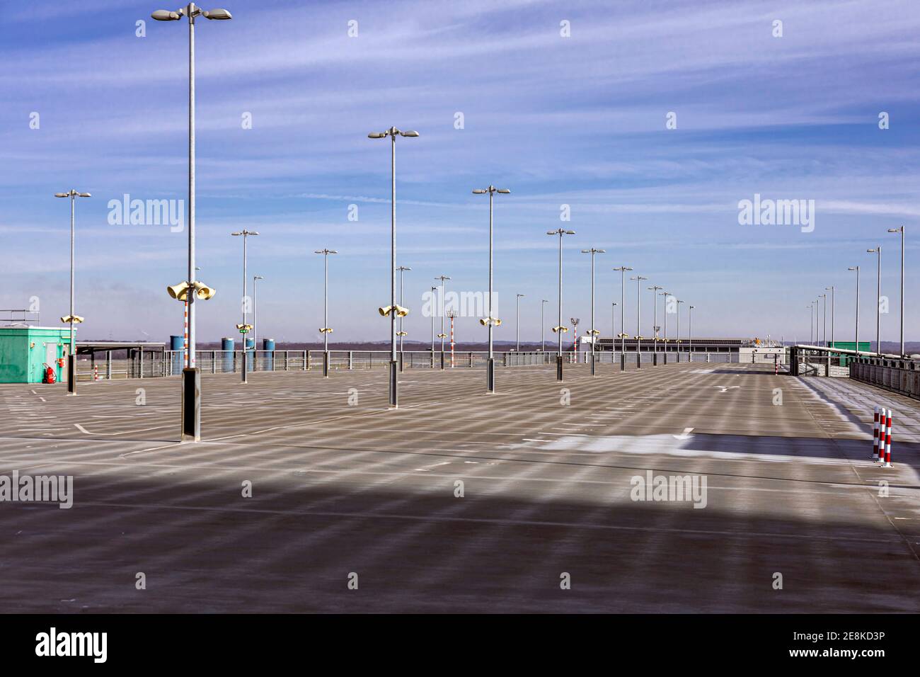 Vider les ponts de stationnement dans les garages de l'aéroport international dans le verrouillage dans la crise corona Banque D'Images