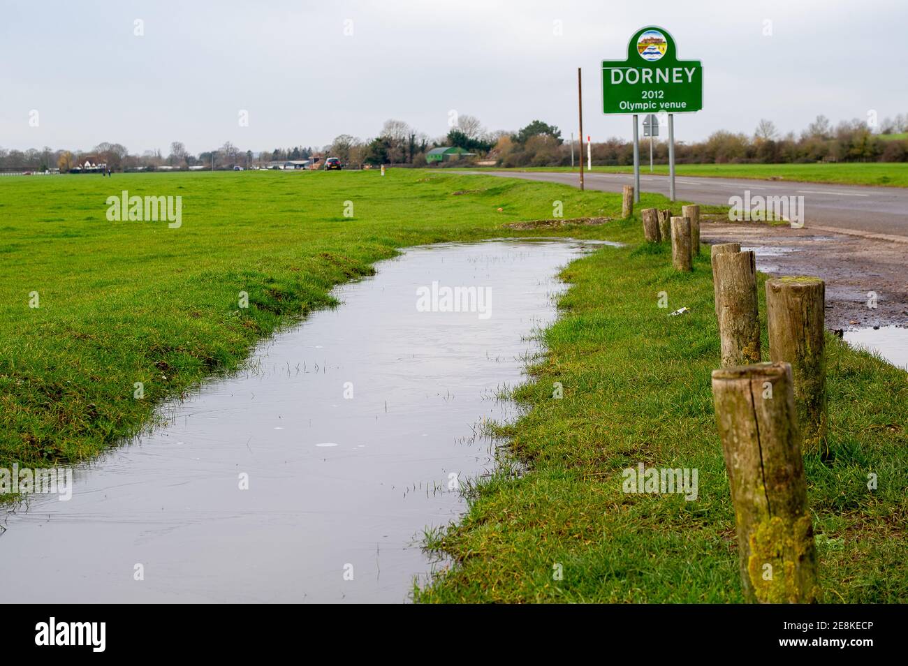 Dorney, Buckinghamshire, Royaume-Uni. 31 janvier 2021. Dorney Common a été inondé ce matin après des jours de fortes pluies. Une partie de l'eau s'était transformée en glace après des températures très froides la nuit dernière. Les niveaux d'eau dans Roundoor Ditch qui coule le long de Dorney Common sont plus élevés que d'habitude et le niveau de la nappe d'eau dans la région continue d'être plus élevé que la normale. Une alerte d'inondation est en place pour la Tamise voisine à Eton. Crédit : Maureen McLean/Alay Live News Banque D'Images