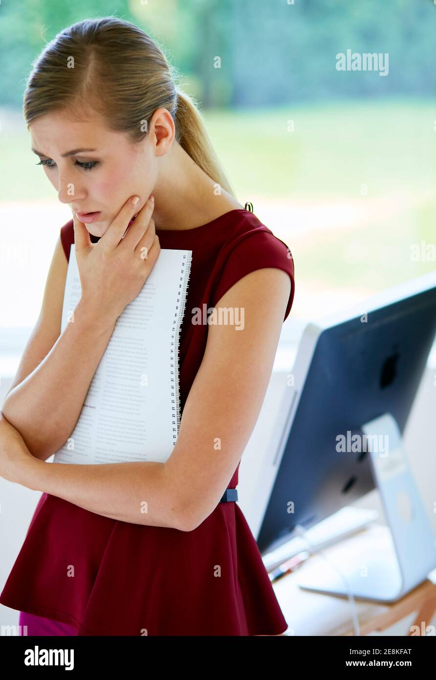 Femme au travail souligné Banque D'Images