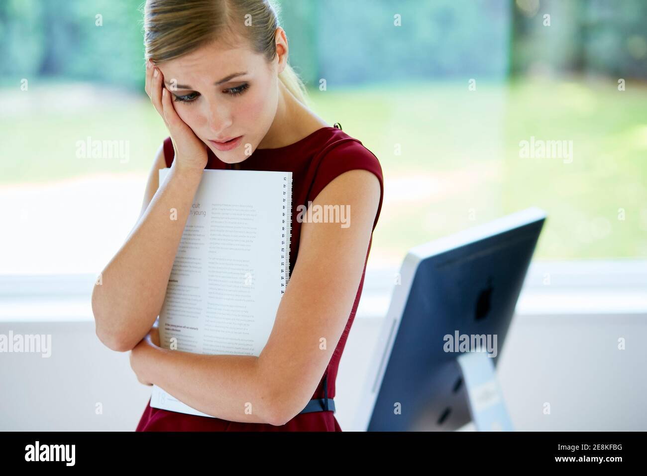 Femme au travail souligné Banque D'Images