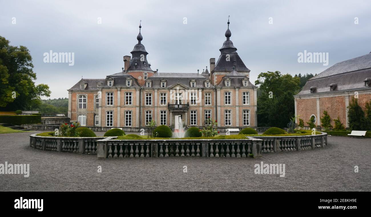Château de Modave, Belgique. Vue sur la fontaine et la façade principale. Banque D'Images