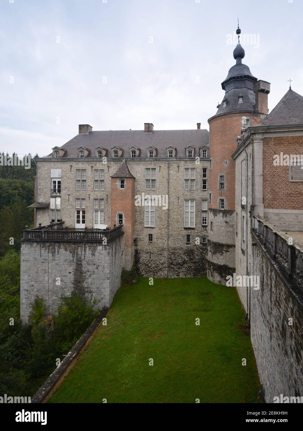 Château de Modave, Belgique. Vue sur les fortifications latérales et le mur. Banque D'Images
