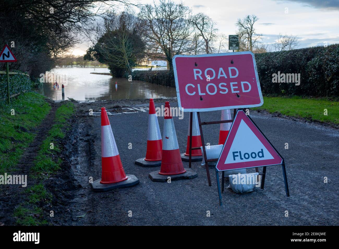 Route fermée et panneaux d'inondation avec des cônes de route sur un Route de campagne dans le Yorkshire avec des eaux d'inondation bloquant la route devant Banque D'Images