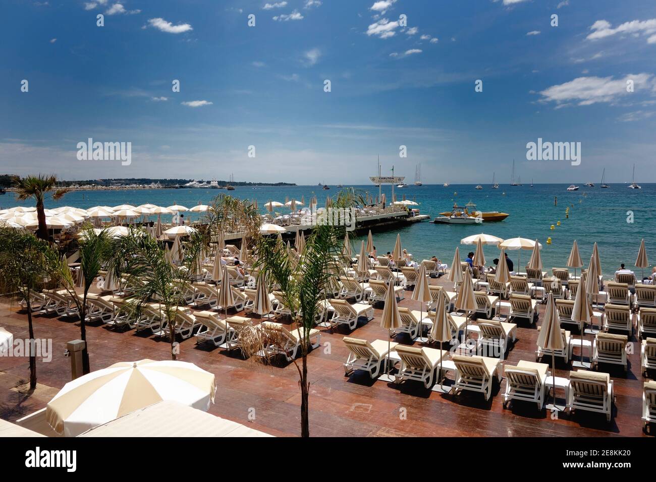 Plage de Cannes avec chaises longues prêtes pour la journée Banque D'Images