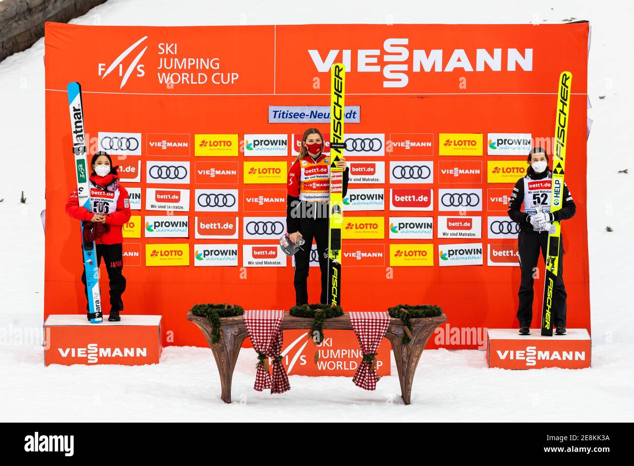 Titisee Neustadt, Allemagne. 31 janvier 2021. Ski nordique/saut à ski, coupe du monde, 2e tour : Sara Takanashi du Japon (à partir de la gauche), Marita Kramer en Autriche et Silje Opseth en Norvège se tiennent sur leurs podiums lors de la cérémonie de remise des prix dans la zone de départ de la Hochfirstschanze. Credit: Philipp von Ditfurth/dpa/Alay Live News Banque D'Images