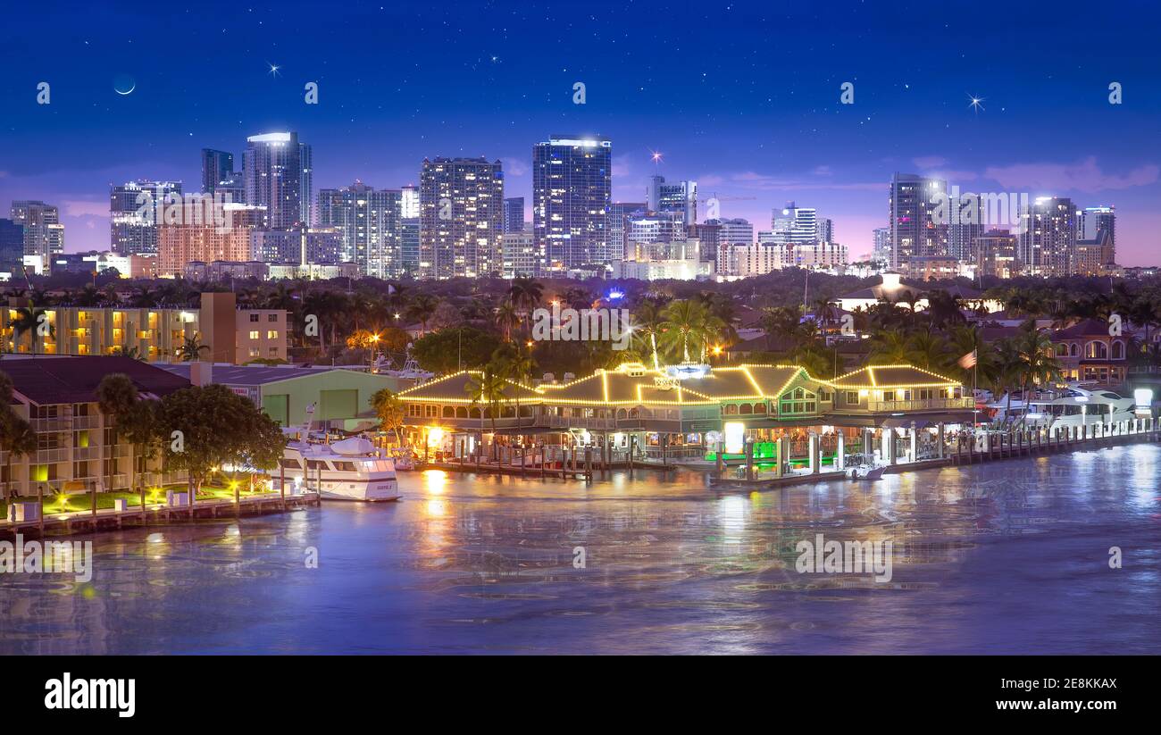 Vue panoramique sur le centre-ville de fort Lauderdale avec le restaurant pêche de la 15e rue au premier plan. Banque D'Images Vue panoramique sur le centre-ville de fort Lauderdale avec le restaurant pêche de la 15e rue au premier plan. Banque D'Images