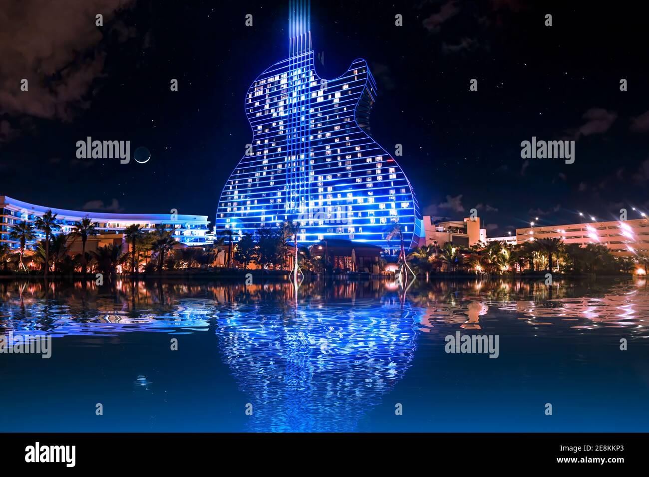 Une photo du Hard Rock Guitar Hotel et de la piscine à Hollywood, Floride. Banque D'Images