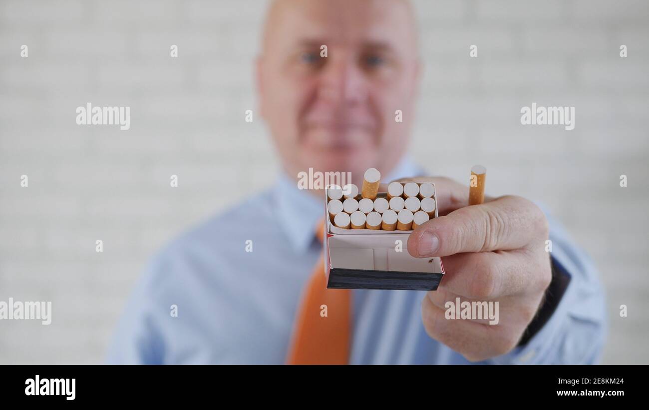 Image avec un homme d'affaires fumant une cigarette. La fumée et la dépendance à la nicotine causent de graves problèmes de santé. Banque D'Images