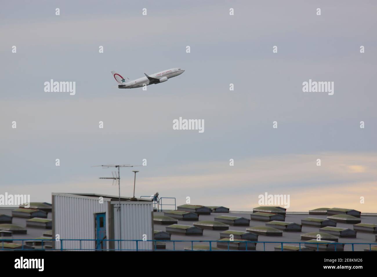 Décollage de l'avion sur le toit Banque D'Images