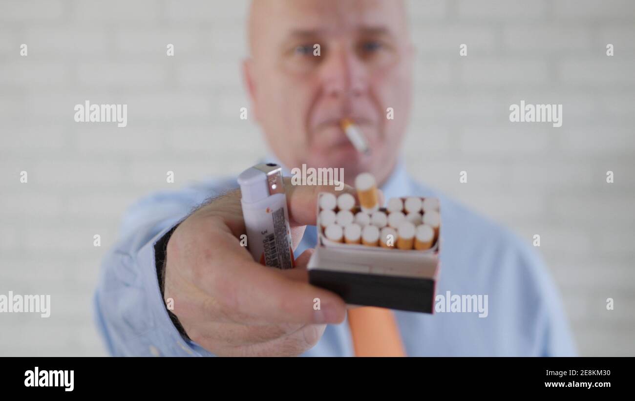 Image avec un homme d'affaires fumant une cigarette. La fumée et la dépendance à la nicotine causent de graves problèmes de santé. Banque D'Images