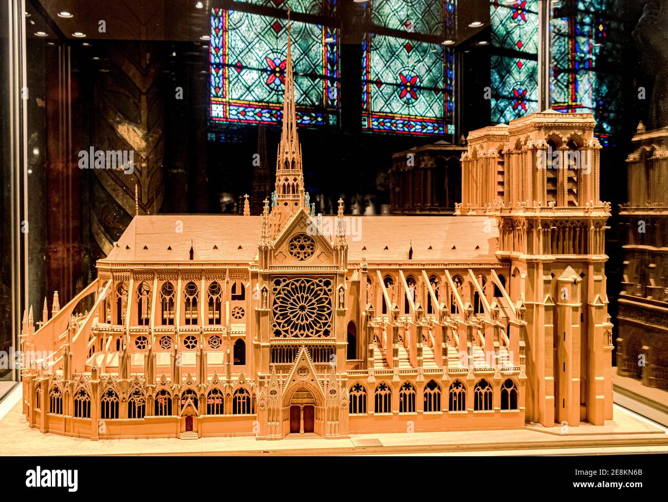 Un modèle architectural en bois de notre Dame de Paris qui Est situé à l'intérieur de la cathédrale notre-Dame de Paris, France Banque D'Images