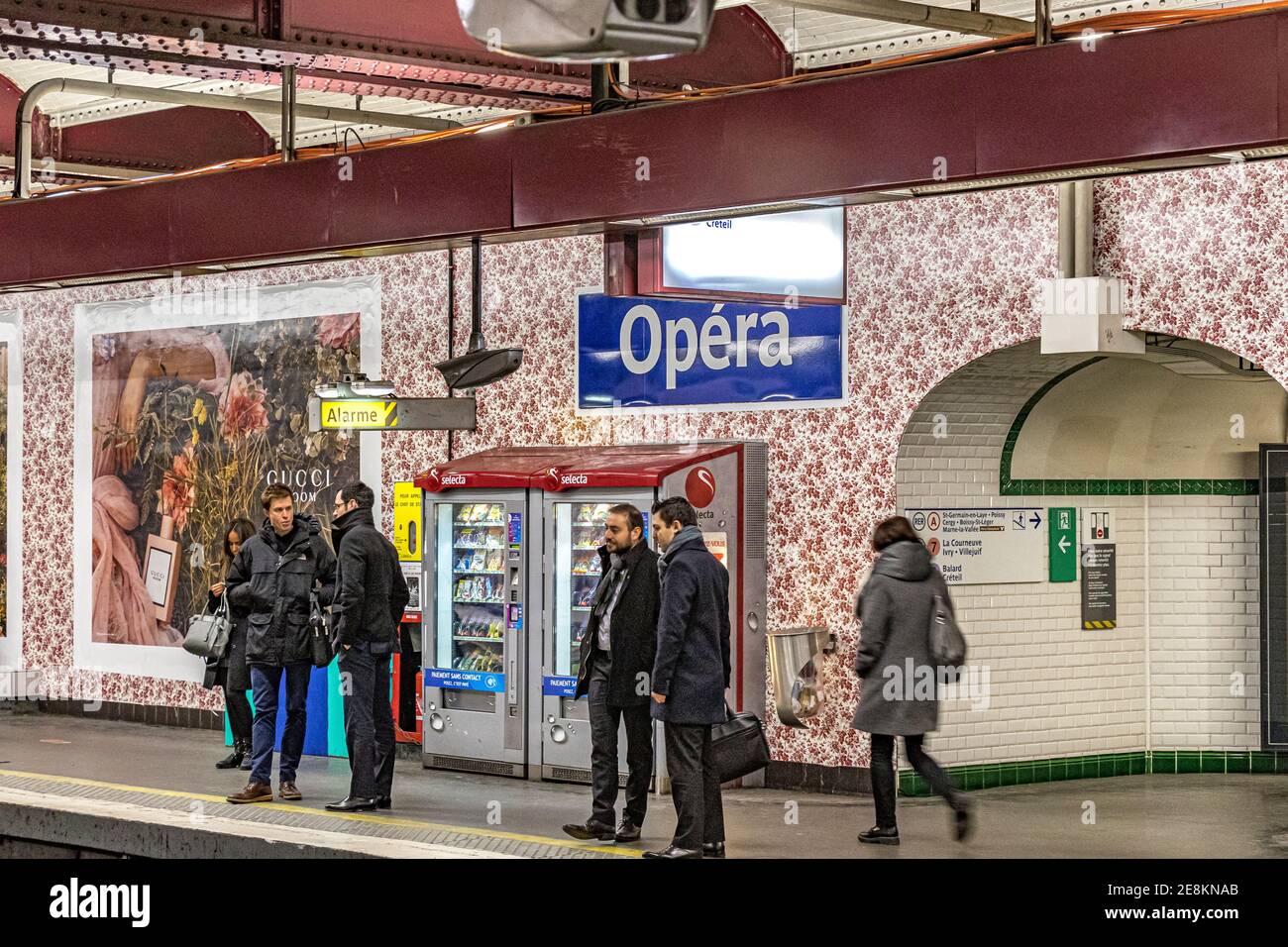 Personnes debout sur la plate-forme de l'Opéra, une station de métro de Paris, Paris France Banque D'Images