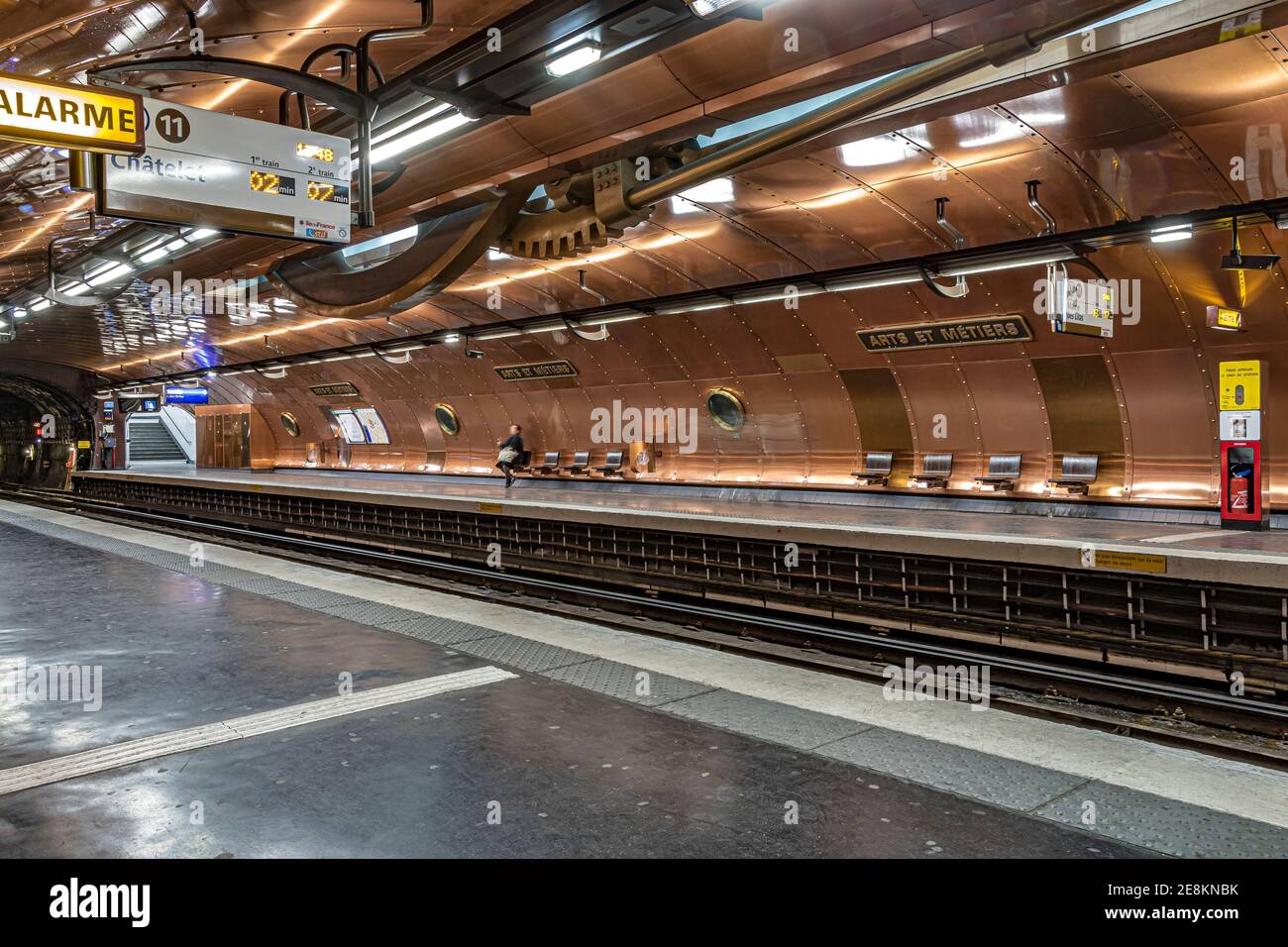 Station de métro Arts et métiers sur le réseau de métro de Paris. La plate-forme de la ligne 11 a les murs tapissés de cuivre et de hublots . Paris, France Banque D'Images
