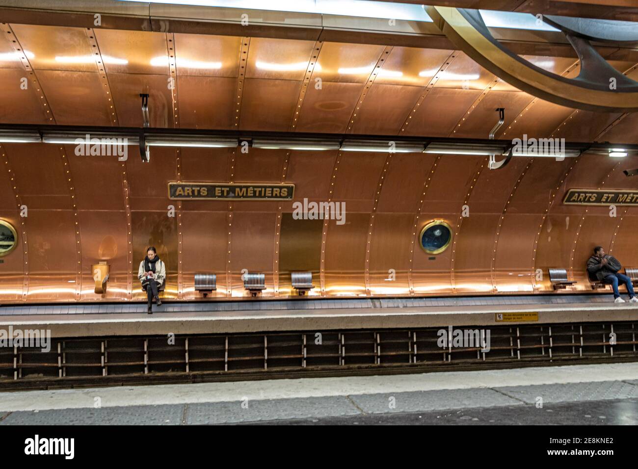 Station de métro Arts et métiers sur le réseau de métro de Paris. La plate-forme de la ligne 11 a les murs tapissés de cuivre et de hublots . Paris, France Banque D'Images