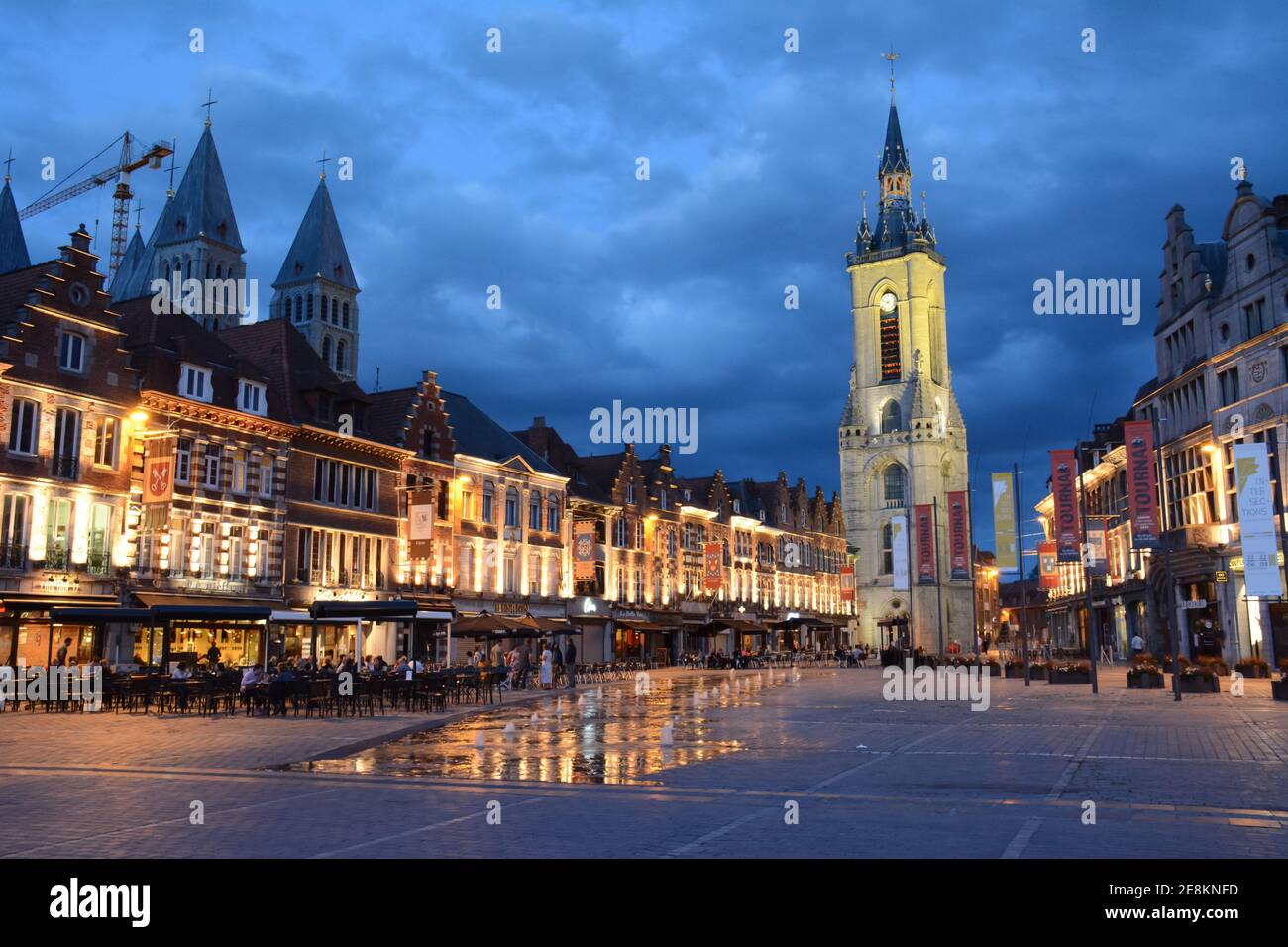 Tournai, Belgique. 11 août 2019 : vue sur la place de la Grand-place et le Beffroi le soir. Belle réflexion dans l'eau. Banque D'Images