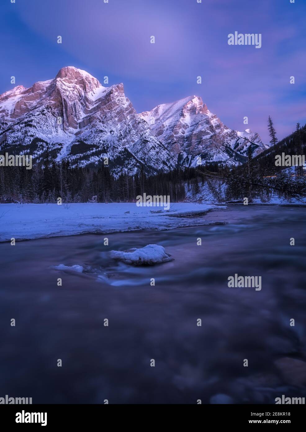 Vue verticale Mont Kidd Sunrise-Kananaskis River, Kananaskis, Alberta, Canada. Banque D'Images