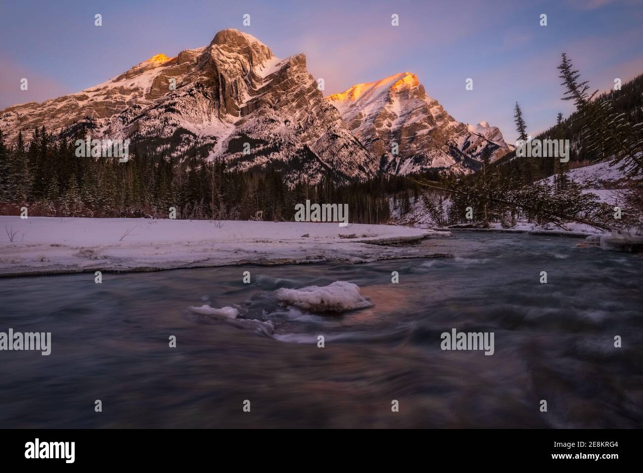 Sunrise Mount Kid-Kananaskis River, matin d'hiver Banque D'Images