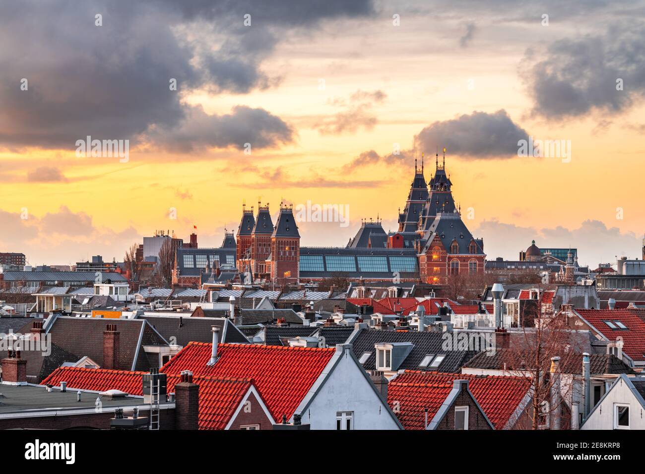 Amsterdam; Pays-Bas vue sur le paysage urbain de Pijp au crépuscule. Banque D'Images