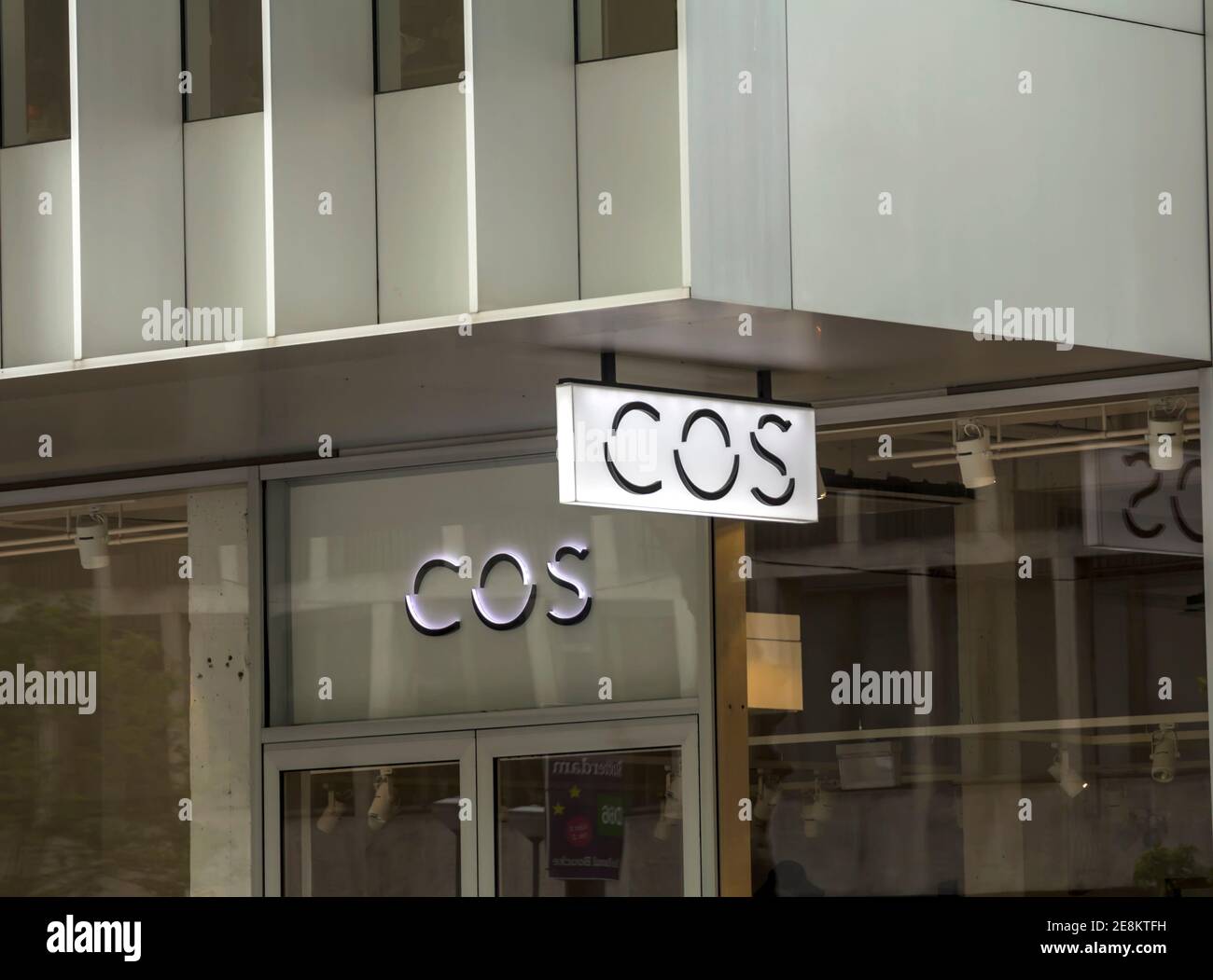 ROTTERDAM, PAYS-BAS: Un magasin COS à Rotterdam. COS (Collection of style)  est la marque haut de gamme du détaillant suédois H&M Photo Stock - Alamy