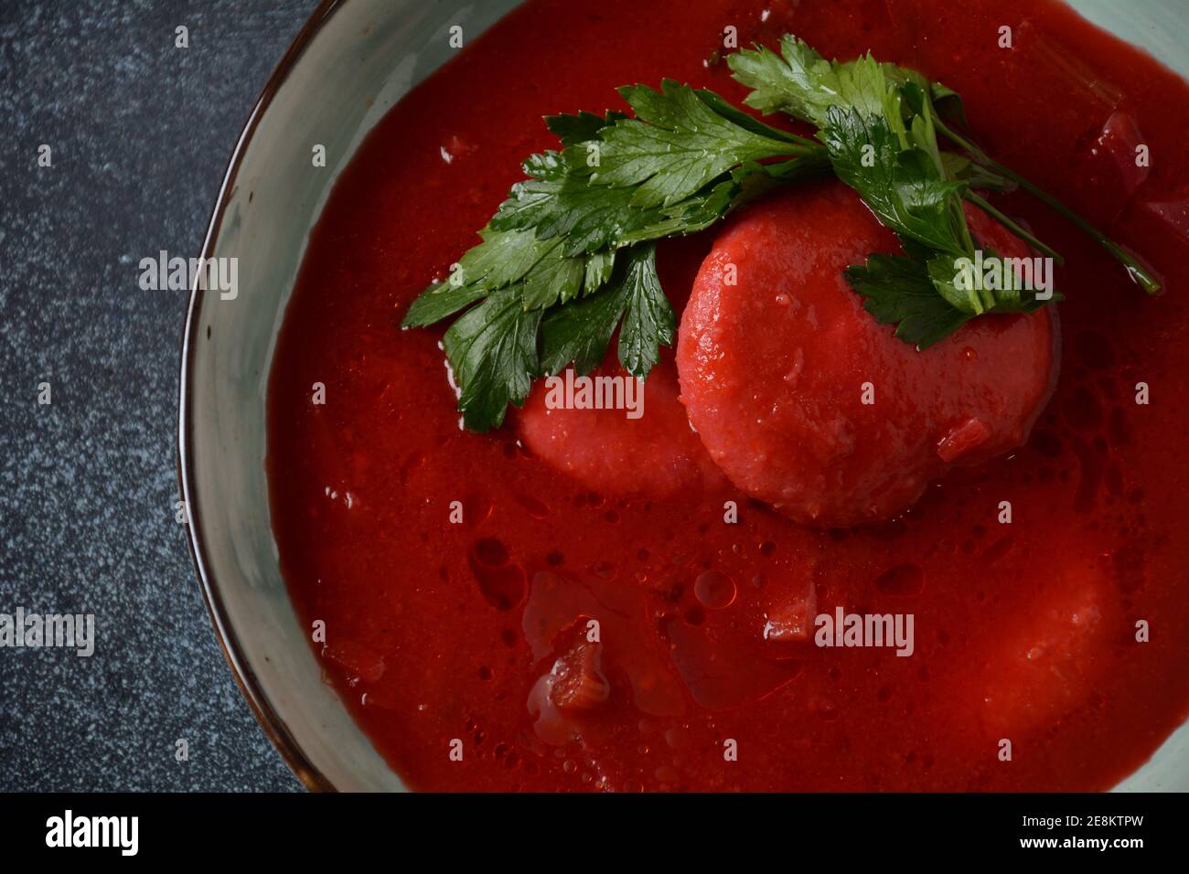 Soupe de betteraves rouges chaudes Kubbeh, un célèbre plat de soupe aux boulettes du Moyen-Orient, servi dans un bol. Une soupe d'hiver traditionnelle matfuniya judéo-irakienne. Levantine d Banque D'Images