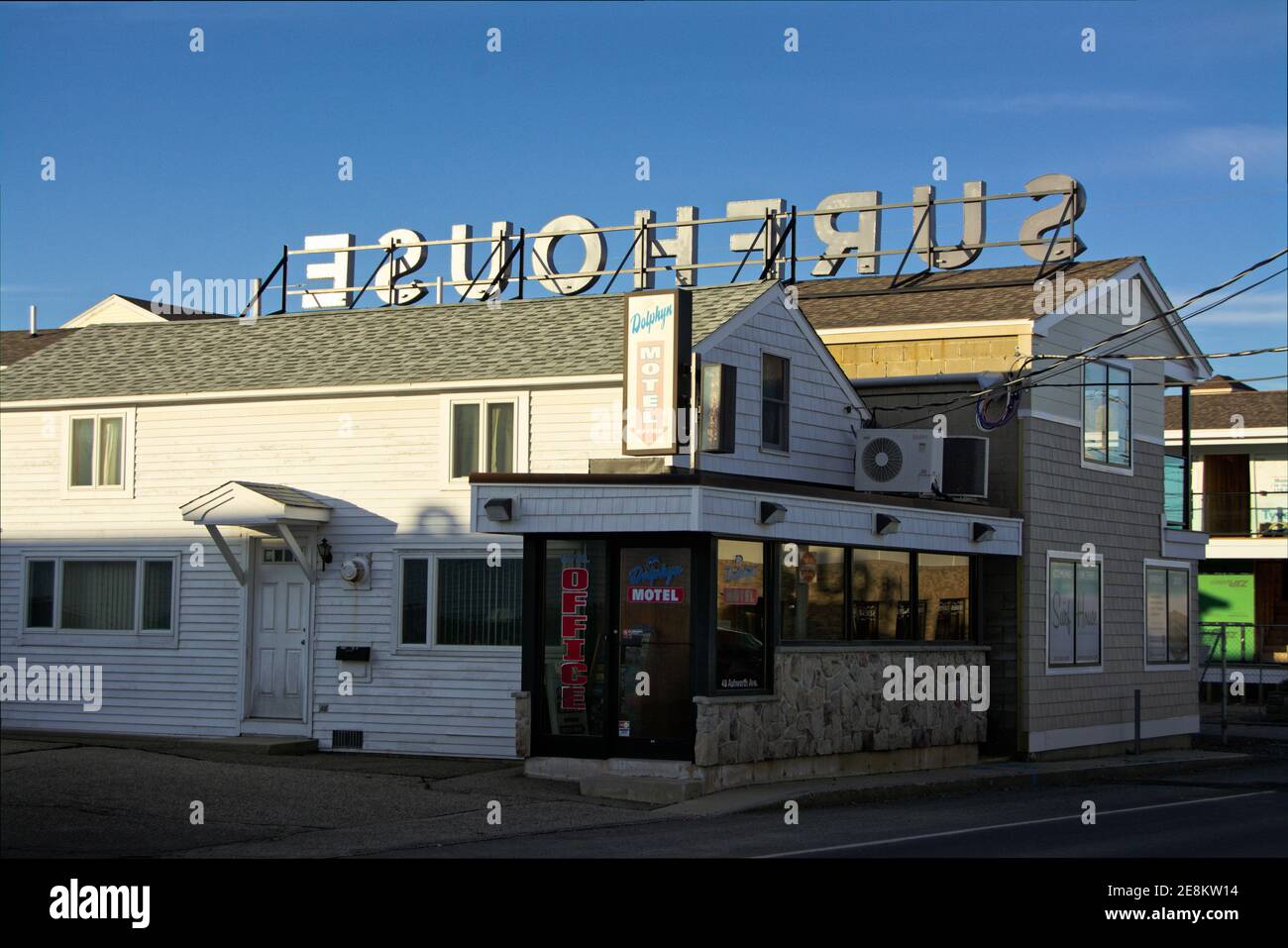 Hampton Beach - Hampton, New Hampshire – l'arrière du Surf House Motel brille de lumière dorée tandis que le soleil se couche sur la promenade en hiver Banque D'Images