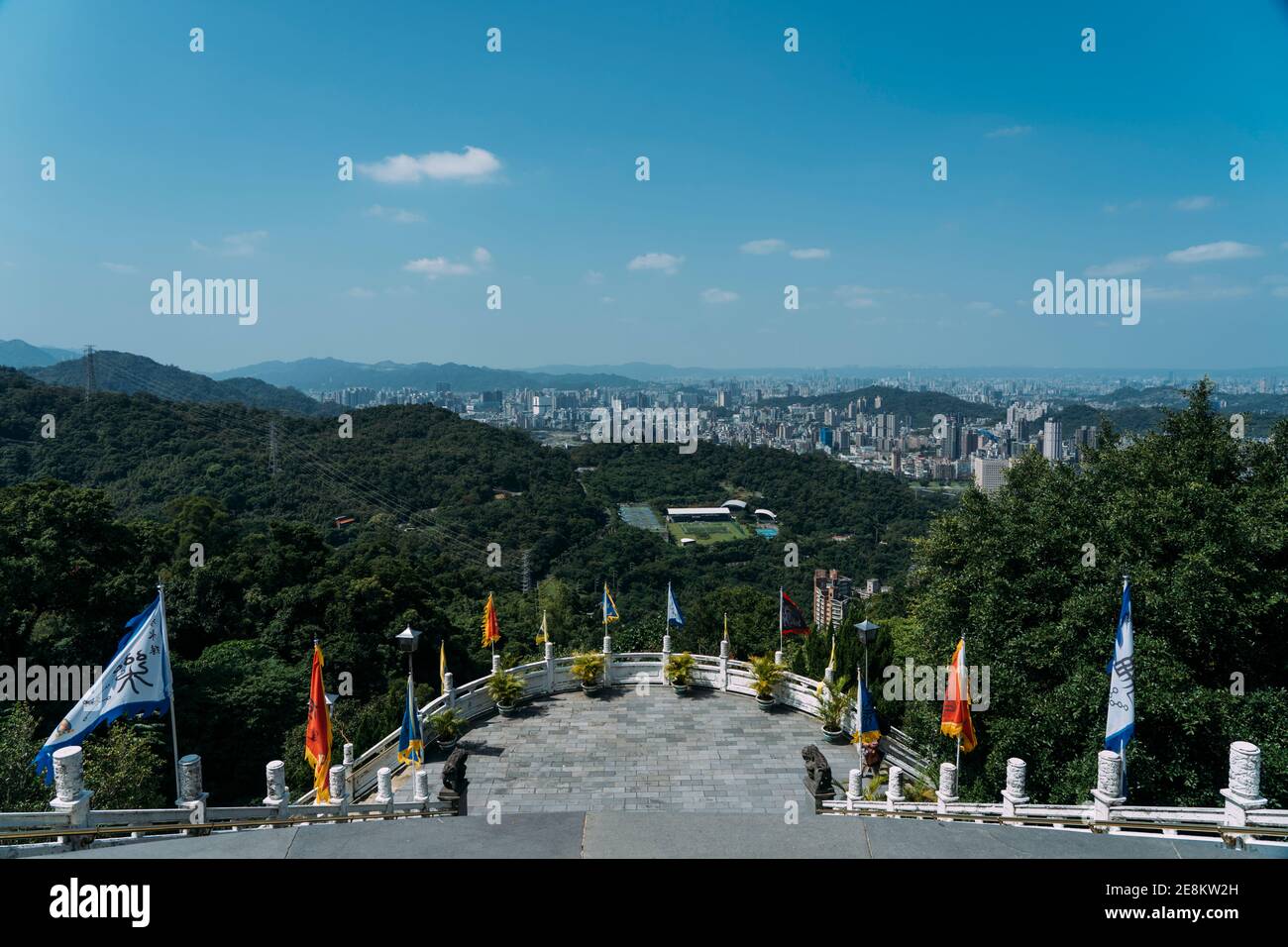 Vue sur le paysage urbain de Taipei et les montagnes depuis le temple de Chih Nan à Taipei, Taïwan. Banque D'Images