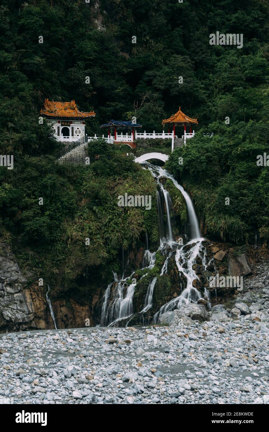 Longue exposition du sanctuaire de Changchun avec de l'eau tombant sur des rochers dans le parc national de Taroko, Hualien Taiwan. Banque D'Images
