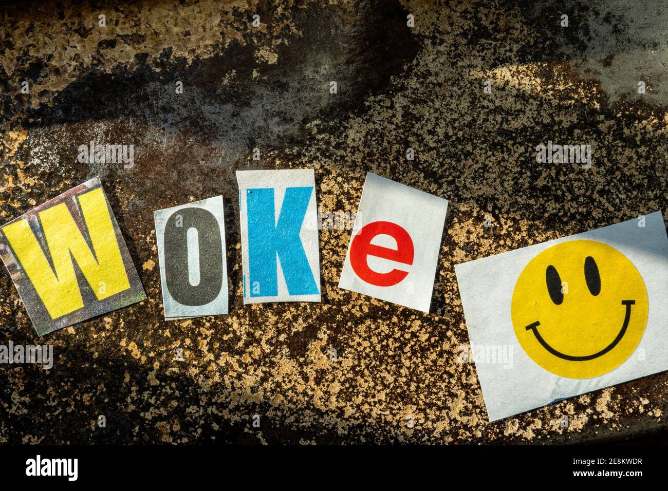 Le mot « WOKE » en utilisant des lettres en papier découpées dans la rançon  typographie d'effet de note Photo Stock - Alamy