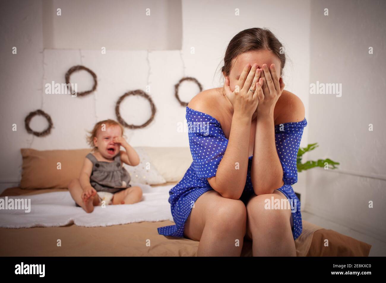Maman Est Fatiguee Du Bebe Veut Se Reposer Et Dormir L Enfant Hurle Hysterique La Femme Est Fatiguee Du Cri De L Enfant Elle Ne Veut Pas L Entendre Photo Stock Alamy