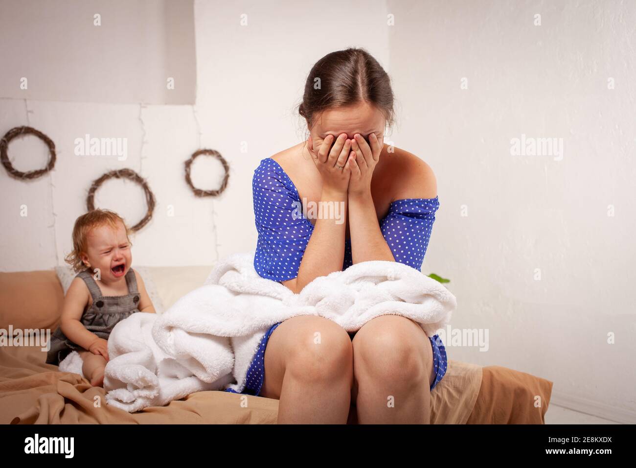 Maman Est Fatiguee Du Bebe Veut Se Reposer Et Dormir L Enfant Hurle Hysterique La Femme Est Fatiguee Du Cri De L Enfant Elle Ne Veut Pas L Entendre Photo Stock Alamy
