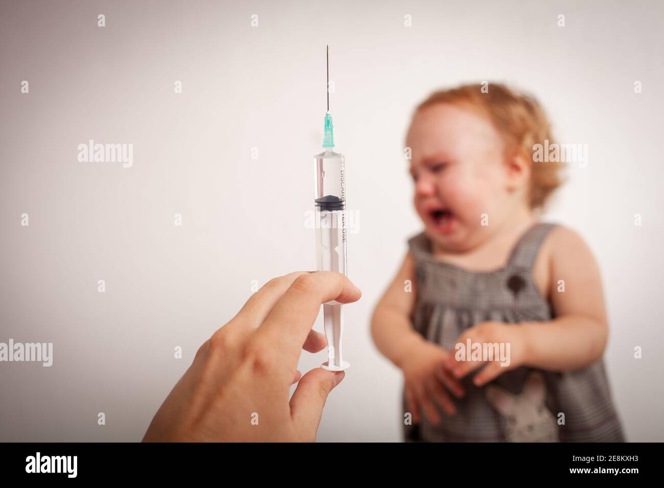 L'enfant a peur d'une seringue, la fille hurle et ne veut pas faire une  injection. La peur des enfants des procédures médicales. Une fille d'un an  lo Photo Stock - Alamy