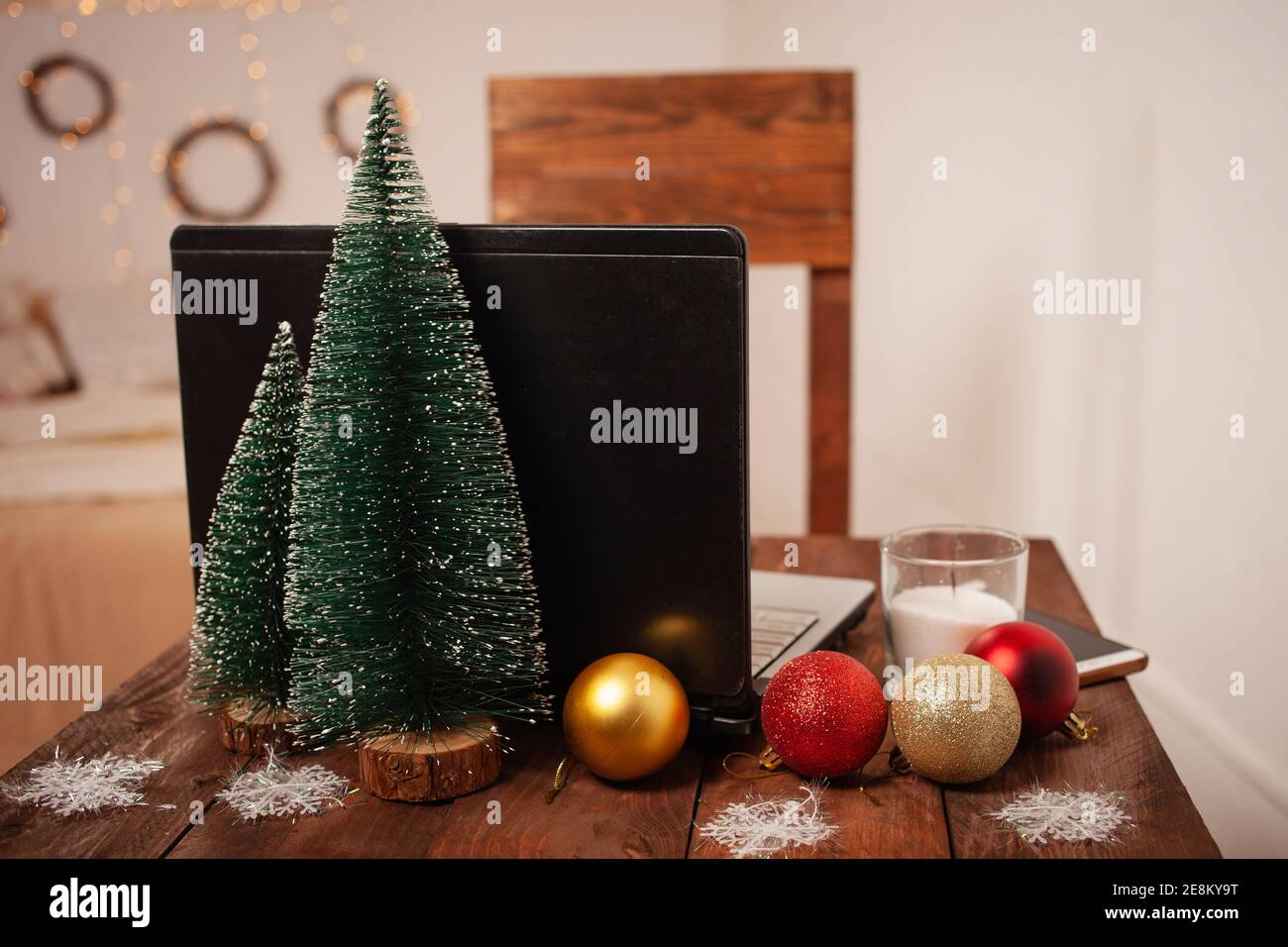 Intérieur du nouvel an, décoration du bureau et de la chambre à coucher  pour Noël. Boke, lumières, arbres de Noël, ballons, une belle table avec un  ordinateur portable Photo Stock - Alamy