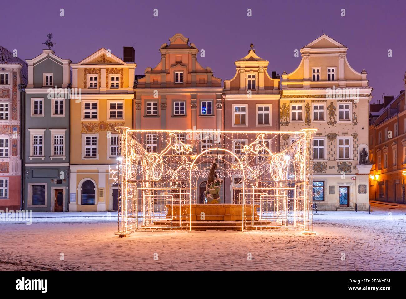 Maisons de marchands et fontaine décorée sur la place du Vieux marché dans la vieille ville le soir de Noël, Poznan, Pologne Banque D'Images