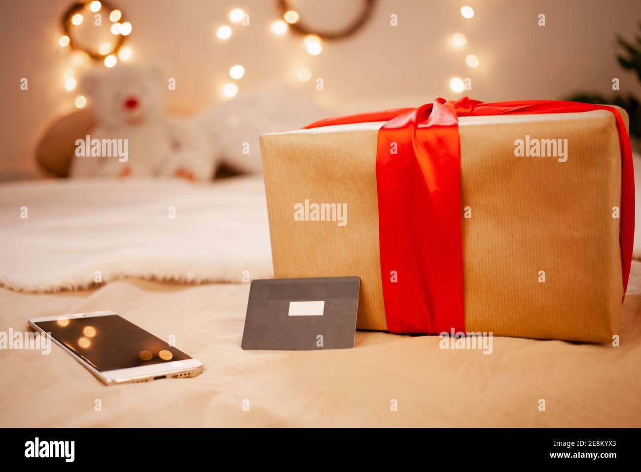 Achats en ligne pour Noël. Cadeaux du nouvel an avec livraison à domicile.  Téléphone, carte de crédit, cadeau. Nouvelle année 2021 face à la pandémie  et au coronavirus Photo Stock - Alamy