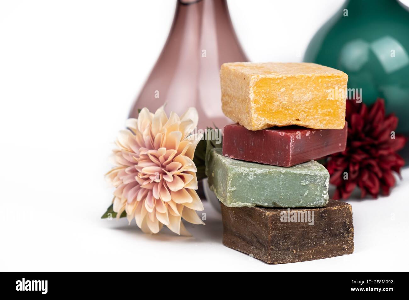 Variété de savon de couleur fait à la main avec fleur spa sur un arrière-plan blanc Banque D'Images