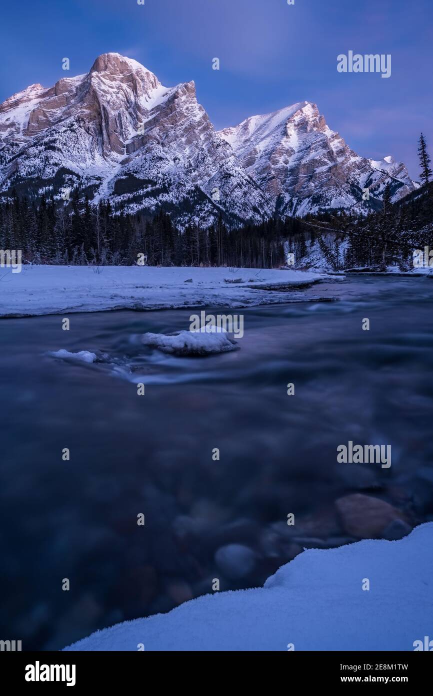 Rivière Kananaskis-Mont Kidd Sunrise Banque D'Images