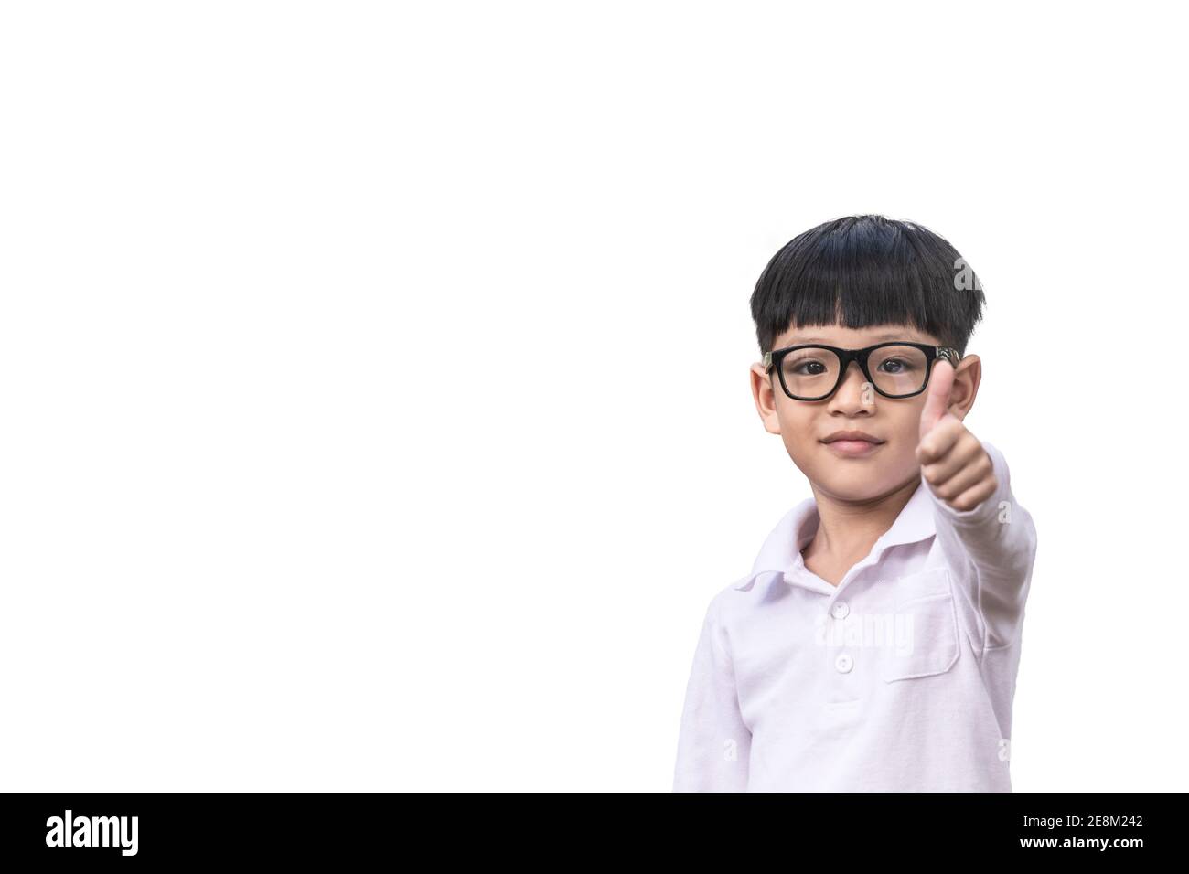 Un enfant qui porte des lunettes est élégant est le pouce vers le haut isolé sur fond blanc. Un petit garçon sourit et se sourit. Banque D'Images