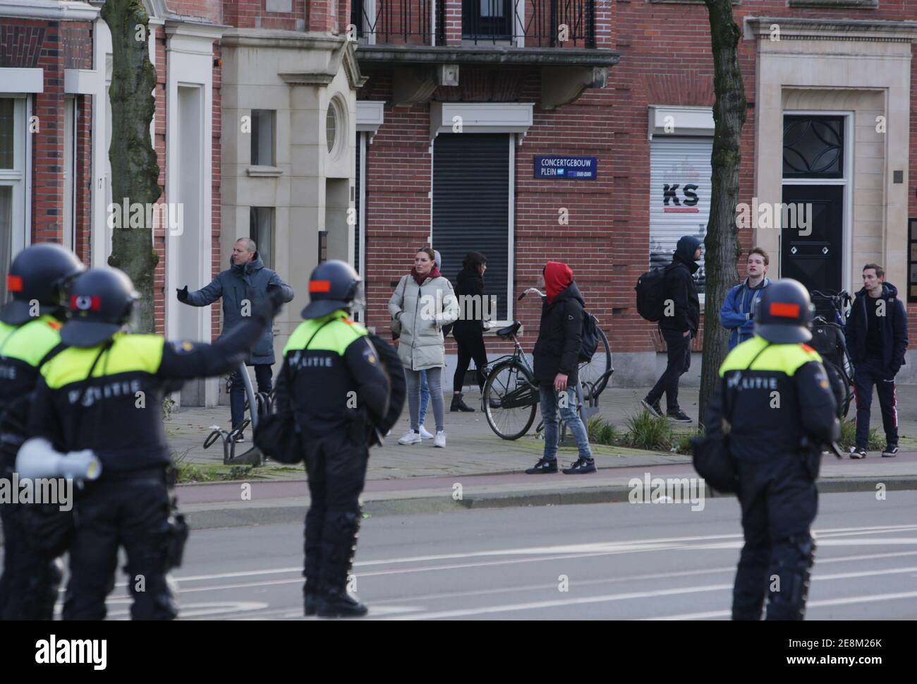 Amsterdam, pays-Bas. 31 janvier 2021. Les manifestants anti-verrouillage réagissent contre les policiers néerlandais anti-émeutes dans la rue lors d'une manifestation illégale près de Museumplein, dans le contexte de la pandémie du coronavirus, le 31 janvier 2021 à Amsterdam, aux pays-Bas. Le maire d'Amsterdam, Femke Halsema, a classé le Museumplein comme « zone à risque de sécurité », donner aux policiers le droit de vérifier et de fouiller toute personne dans cette zone afin d'empêcher toute manifestation illégale et tout acte de vandalisme. (Photo de Paulo Amorim/Sipa USA) Credit: SIPA USA/Alay Live News Banque D'Images