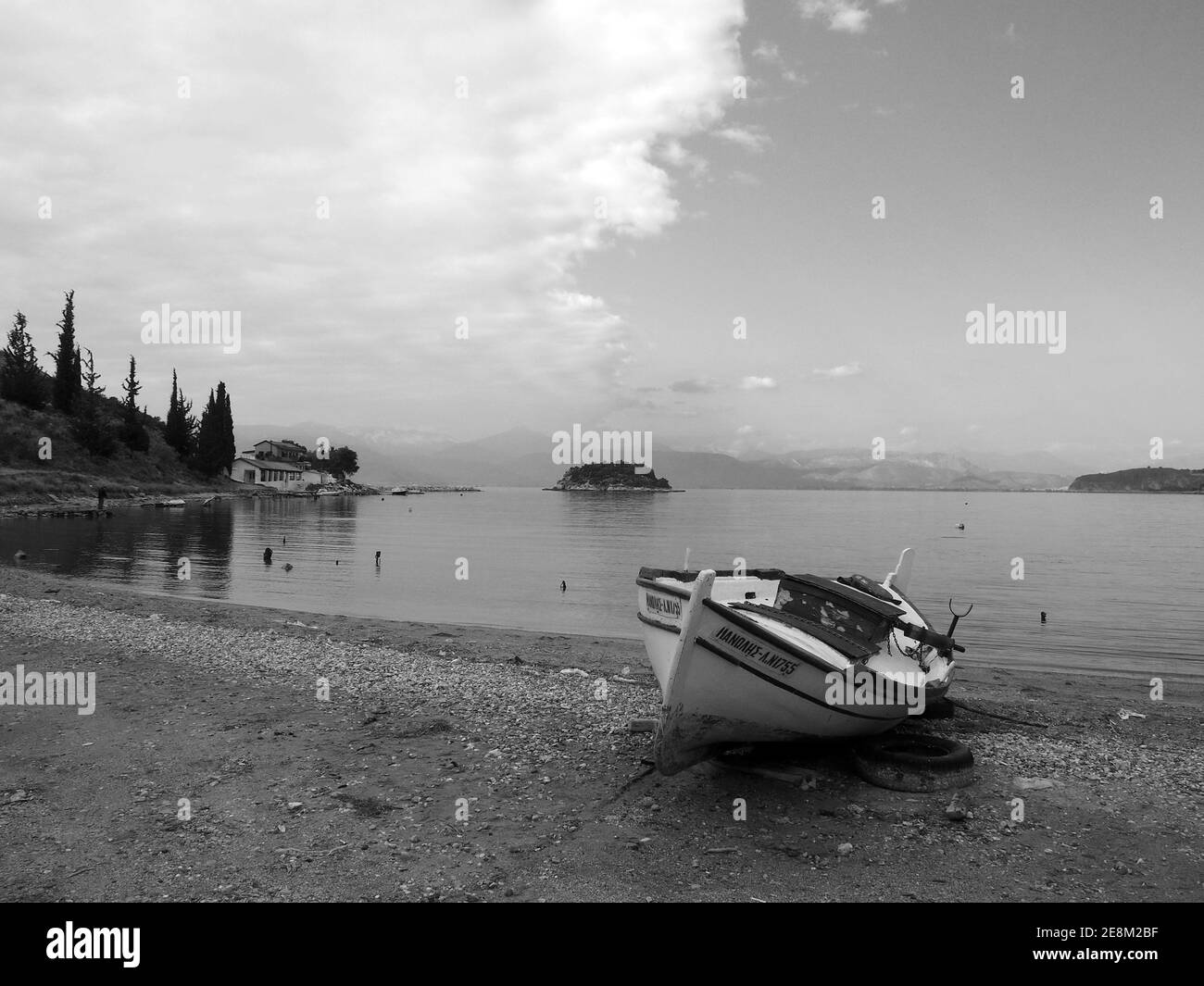 Scène d'hiver d'un bateau de pêche en bois sur une plage près de Nafplio, Grèce Banque D'Images