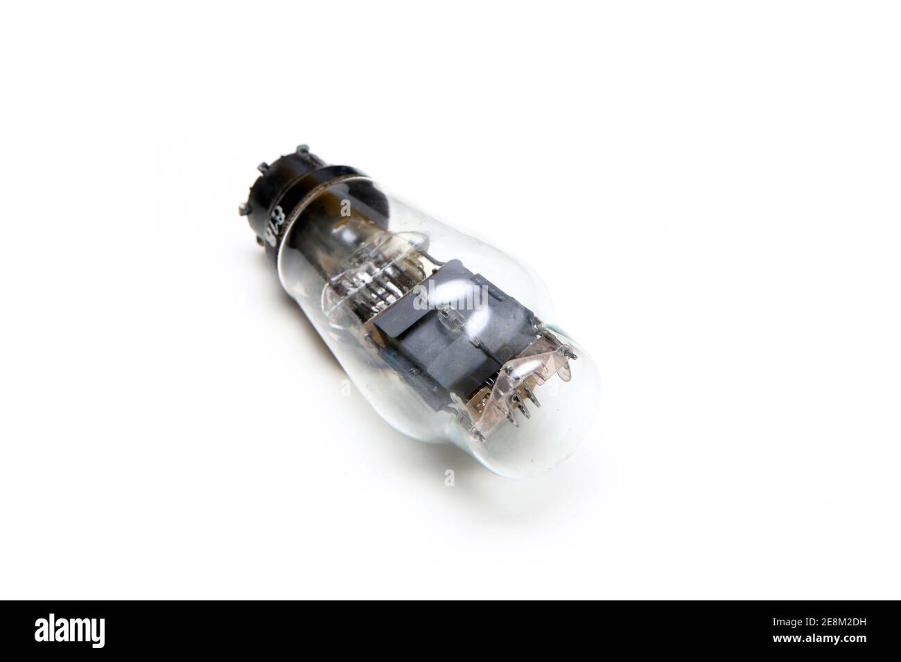 Tube à vide ou à électrons isolé sur fond blanc. Dispositif électronique obsolète de contrôle du courant. Banque D'Images