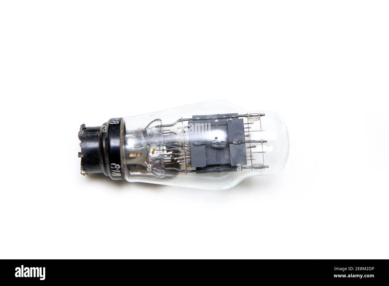 Tube à vide ou à électrons isolé sur fond blanc. Dispositif électronique obsolète de contrôle du courant. Banque D'Images