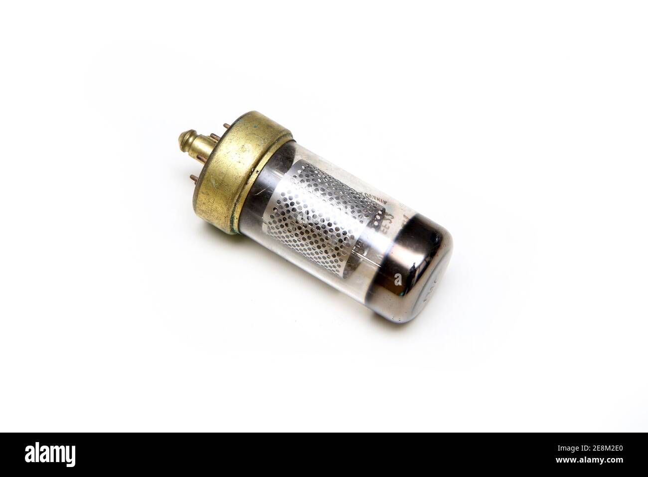 Tube à vide ou à électrons isolé sur fond blanc. Dispositif électronique obsolète de contrôle du courant. Banque D'Images