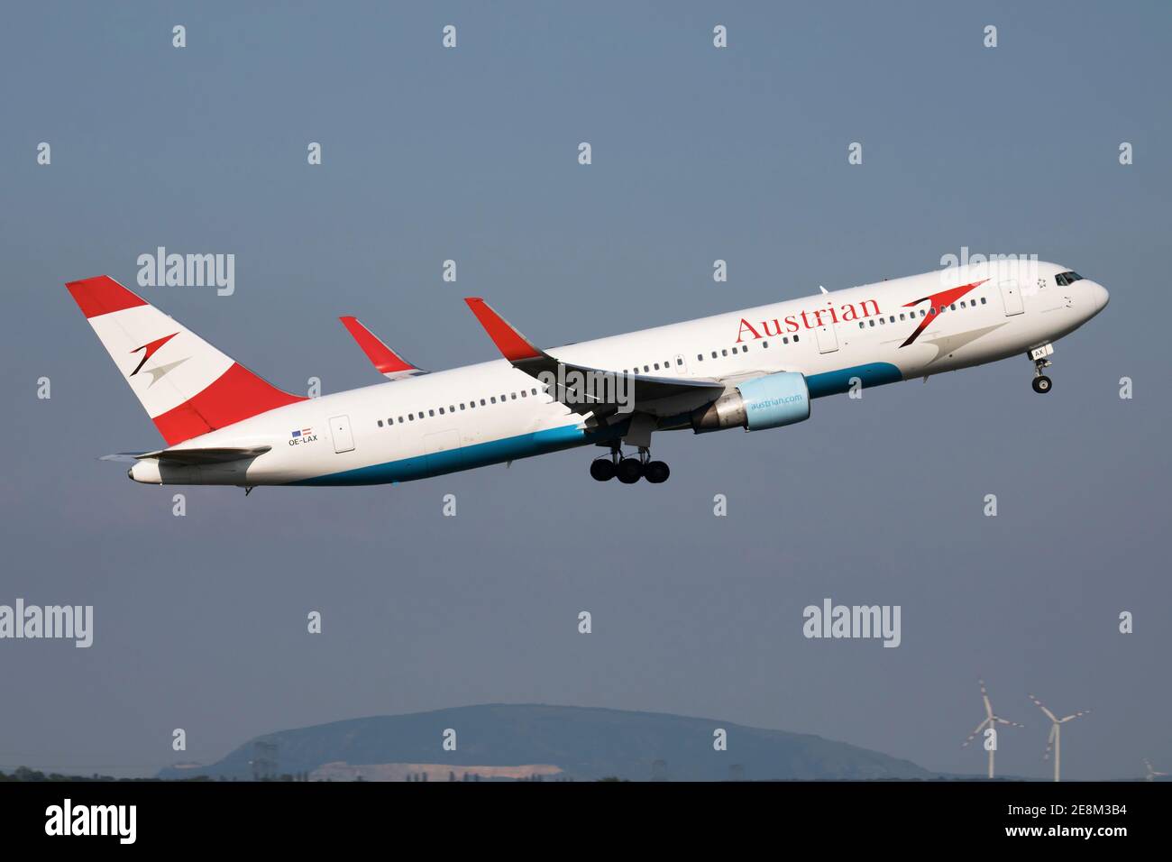 Austrian Airlines Boeing 767-300 OE-LAX compagnie aérienne de passagers deaprture et prendre À l'aéroport de Vienne Banque D'Images
